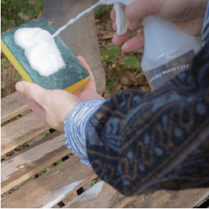 泡スプレーは木部に直接吹きかけず、スポンジで泡立ててご使用ください